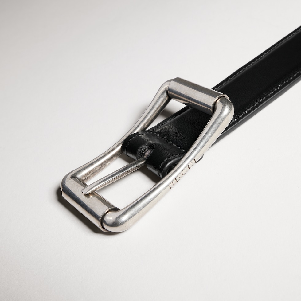 Reversible belt with roller buckle