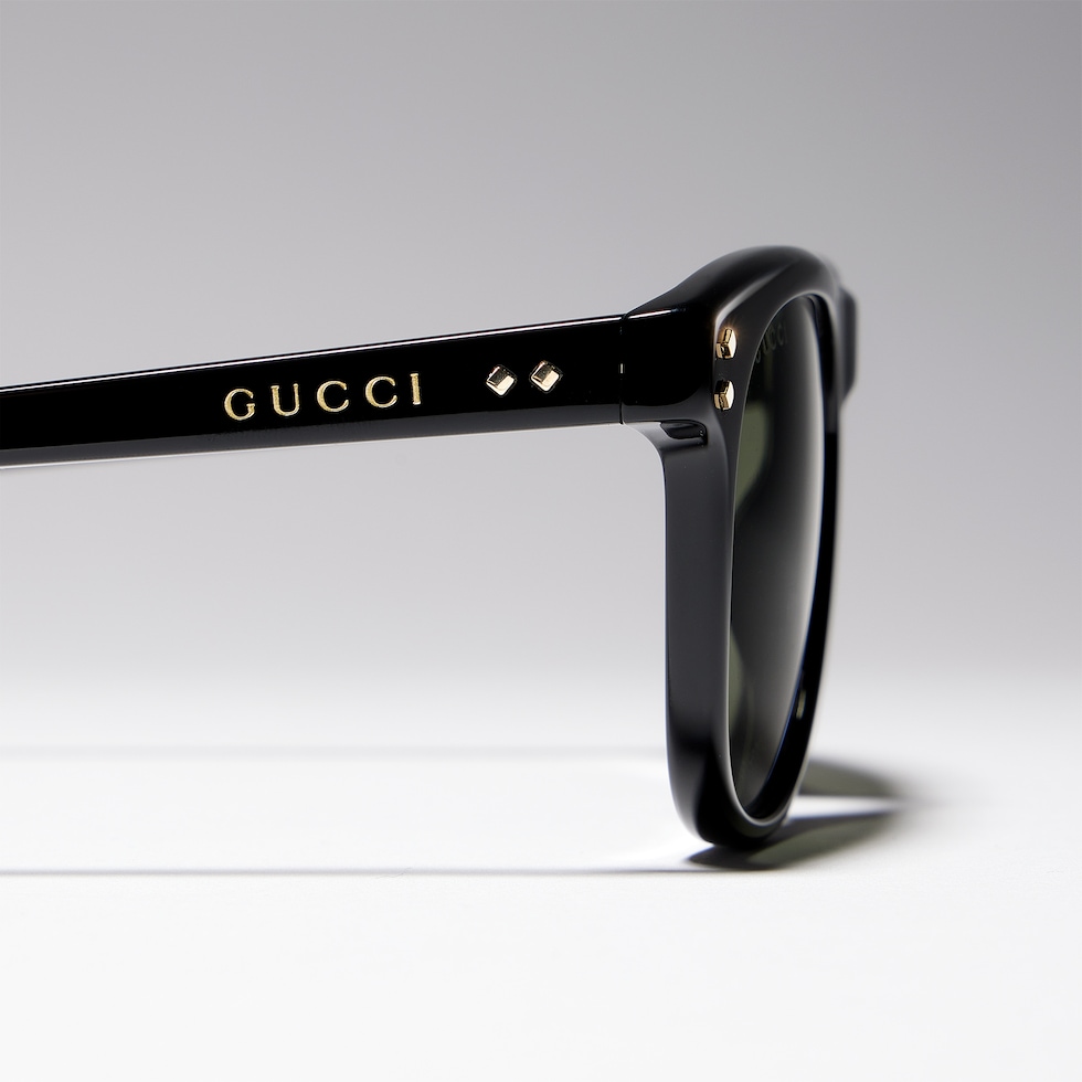 Sonnenbrille mit eckigem Rahmen