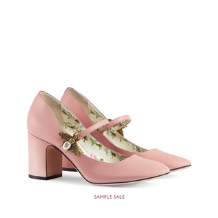 Patent leather mid-heel pump with bee