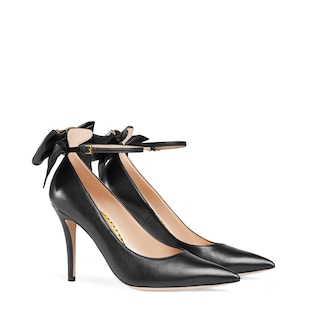 Leather pump with bow 