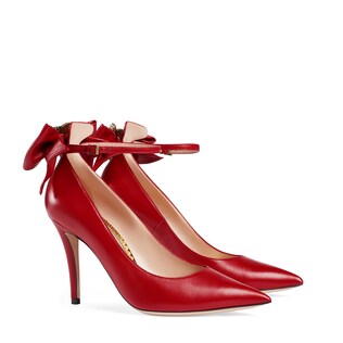 Leather pump with bow 