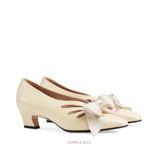 Leather pump with bow