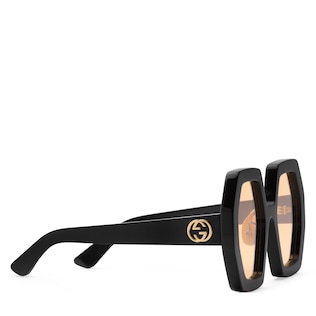 ella usa gafas caras ropa gucci prada